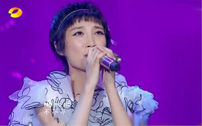 2018歌手苏诗丁《她》现场视频及歌词