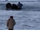 司机载乘客冰面漂移双双坠入江底